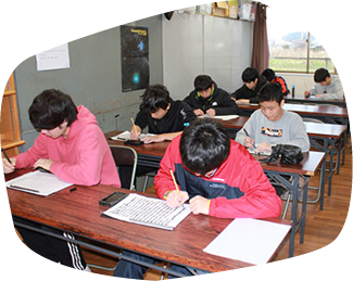 机を並べて勉強